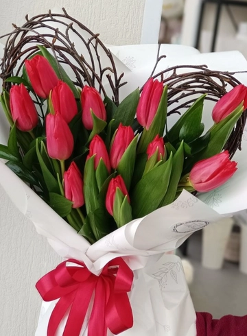 Букет из 13 тюльпанов &laquo;Сказка&raquo; от интернет-магазина цветов в 