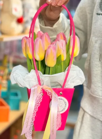 Композиция тюльпанов &laquo;Шёлк&raquo; от интернет-магазина цветов в 