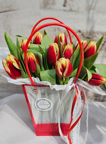 Букет тюльпанов в коробке &laquo;Шёлк&raquo; от интернет-магазина цветов в 