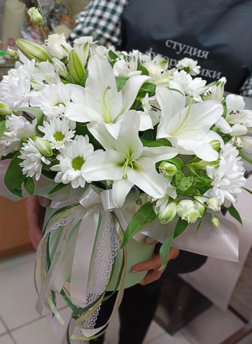 Композиция с лилией «Лилит» от интернет-магазина цветов в 