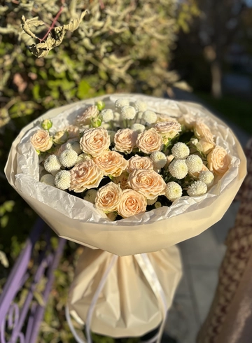 Букет с кустовой розой «Весенняя свежесть» от интернет-магазина цветов в 