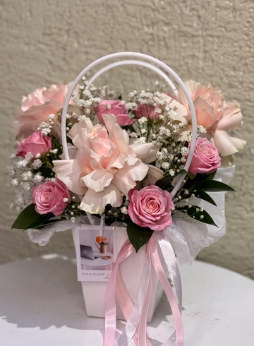 Композиция из роз «Крошка» от интернет-магазина цветов в 