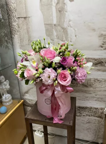 Композиция в коробке «Салют» от интернет-магазина цветов в 