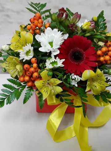 Композиция в коробке «Осенний лучик» от интернет-магазина цветов в 