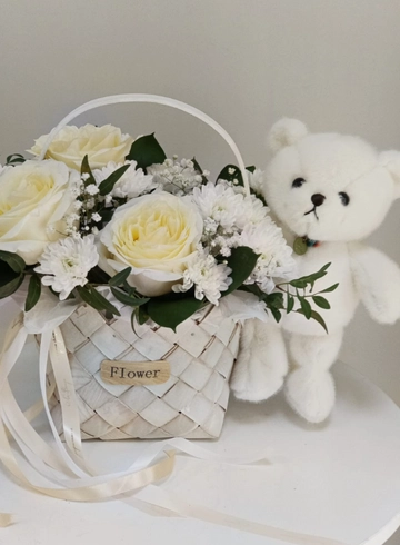 Композиция цветов в корзине с медведем«Комбо» от интернет-магазина цветов в 