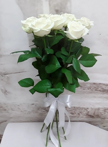 Букет из  7 белых роз от интернет-магазина цветов в 