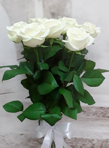Букет из  7 белых роз от интернет-магазина цветов в 