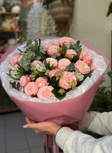 Букет из кустовых роз &laquo;Мадам&raquo; от интернет-магазина цветов в 