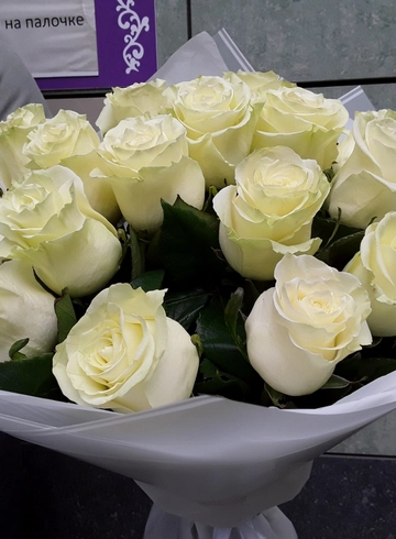 Монобукет из 17 белых роз от интернет-магазина цветов в 