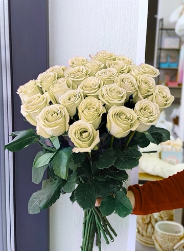 25 белых роз от интернет-магазина цветов в 