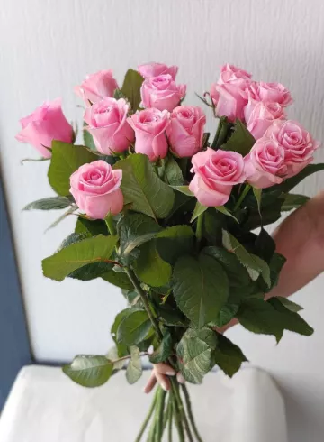 Букет из 15 розовых роз от интернет-магазина цветов в 