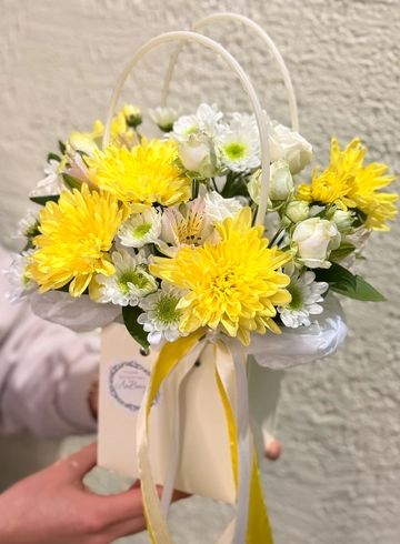 Композиция с хризантемой «Солнечная» от интернет-магазина цветов в 