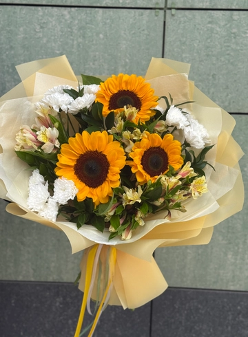 Букет с подсолнухами «Торжественный» от интернет-магазина цветов в 