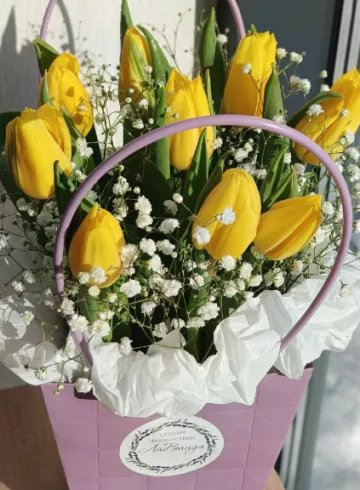 Композиция из 9 тюльпанов" от интернет-магазина цветов в 