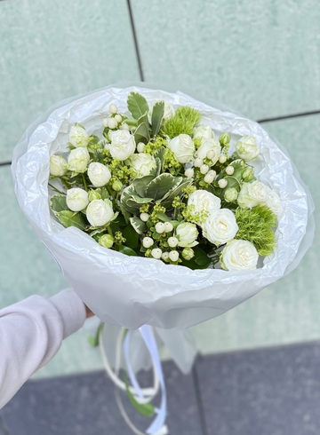 Букет с кустовыми розами &laquo;Белоснежный&raquo; от интернет-магазина цветов в 