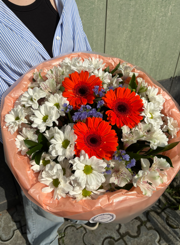 Букет с герберой «Праздничный-2» от интернет-магазина цветов в 